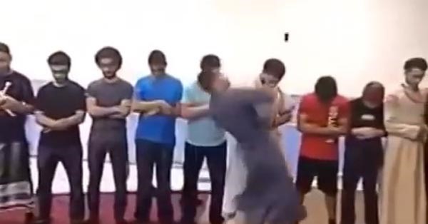 بالفيديو.. اميركي استهزأ بالمصلين ..شاهد كيف اتاه الرد من مصلٍ