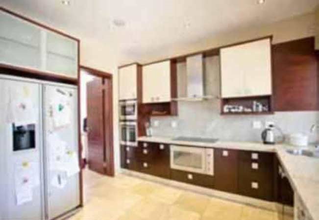 ويضم المنزل ايضا مطبخا مصمما على الطراز الحديث، ومجهزا بالكامل، ويضم منضدة من الرخاموغرفة طعام رسمية تتسع لاكثر من 10 اشخاص