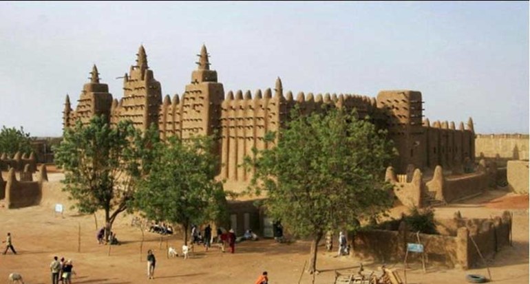 الجامع الكبير في جينيه في مالي صنفته اليونيسكو تراثا عالميا يجب حمايته