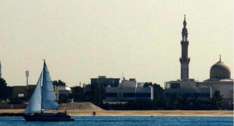 مشهد الغروب على احد مساجد دبي المطلة على شاطئ الامارة