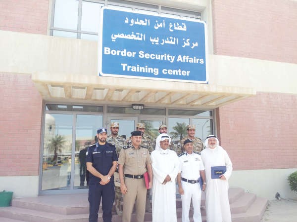 الفريق المتقاعد مساعد الغوينم متوسطا عدد من المشاركين في دورة تقصي الاثر﻿