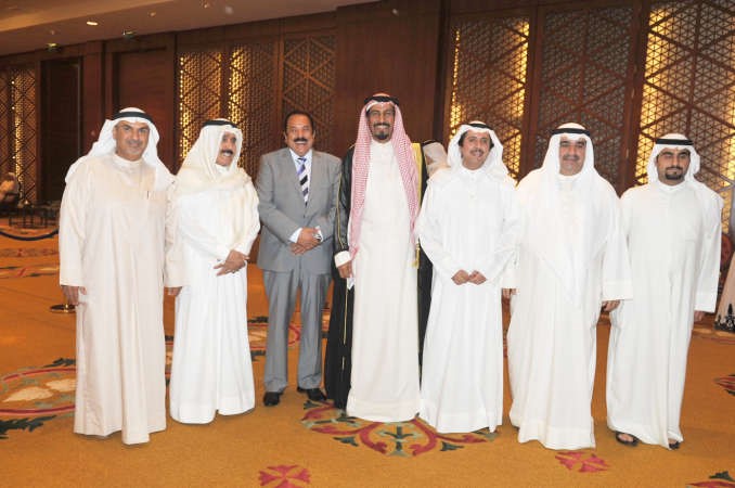 السفير الشيخ علي الخالد والسفير الشيخ عزام الصباح يتوسطان احمد الجارالله واحمد بهبهاني وانور الياسين﻿