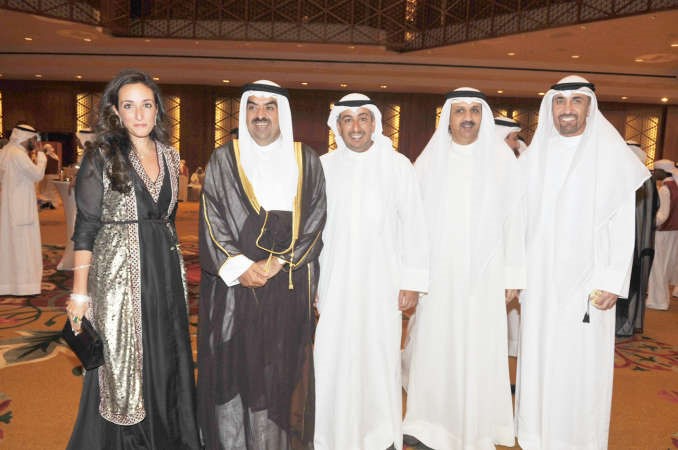 الشيخ خالد البدر متوسطا بعض الحضور﻿