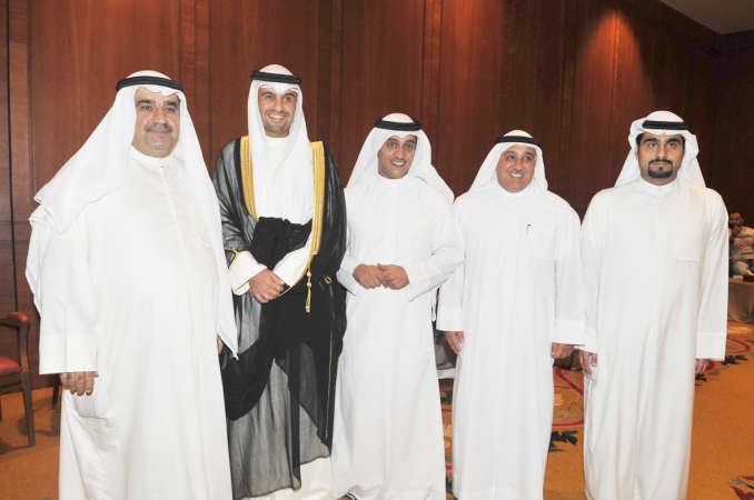 طلال الخرافي واحمد بهبهاني مع الوزير انس الصالح﻿