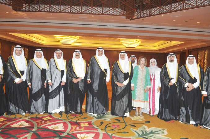 الشيخ صباح الخالد وخالد الجارالله يتوسطان عددا من المهنئين﻿