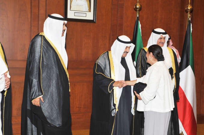 سمو الشيخ ناصر المحمد مصافحا السفيرة نبيلة الملا﻿