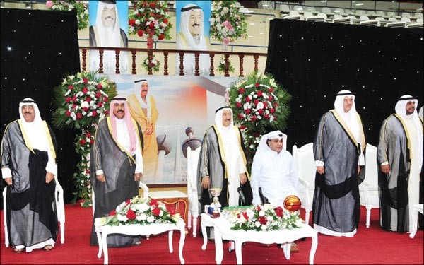 صاحب السمو الامير الشيخ صباح الاحمد وسمو ولي العهد الشيخ نواف الاحمد والشيخ مشعل الاحمد والشيخ سلمان الحمود والشيخ احمد المنصور وشافي الهاجري خلال زيارة النادي الرياضي للمعاقين