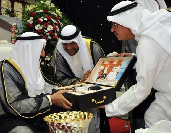 وهدية تذكارية لصاحب السمو الامير الشيخ صباح الاحمد من نادي المعاقين﻿