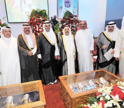 صاحب السمو وسمو ولي العهد مع عدد من مستقبليهم في نادي الصم والبكم﻿