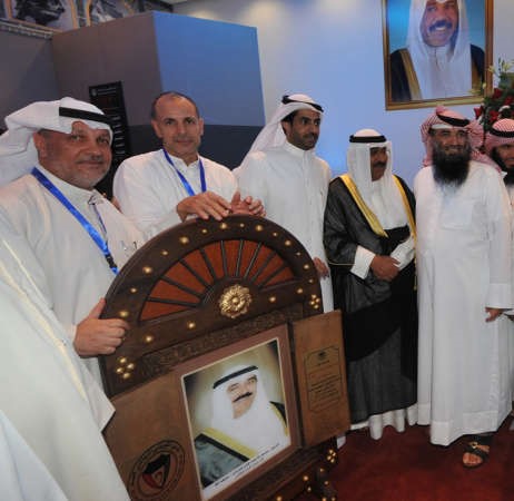 هدية تذكارية للشيخ مشعل الاحمد﻿