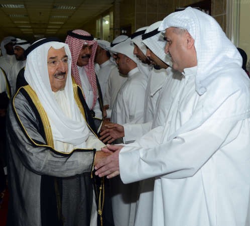 صاحب السمو الأمير الشيخ صباح الأحمد وسمو ولي العهد الشيخ نواف الأحمد يصافحان مستقبليهما في جمعية المكفوفين﻿