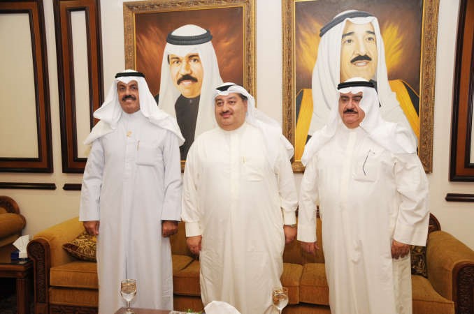 الفريق م احمد النواف وعماد بوخمسين يقدمان التهاني﻿