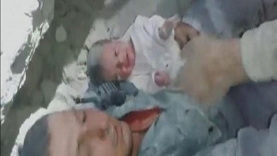 بالفيديو.. انتشال رضيعة بعد 16 ساعة تحت الأنقاض في حلب