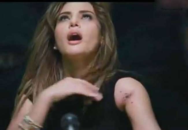 فيديو.. لحظة إصابة دينا فؤاد في «فؤش»: «الحقوني.. أنا خدت رصاصة» 