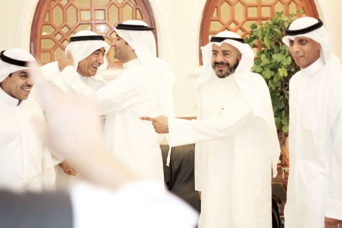 الكندري مستقبلا المهنئين ويبدو د ناصر الصانع محمد هاشم