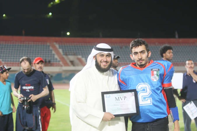 الشيخ مشعل طلال الفهد يكرم عماد البناي لاعب الازرق﻿