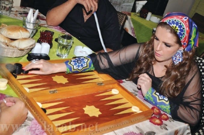 دنيا والطاولة 
