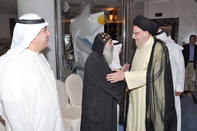 السيد محمد المهري يتبادل التهاني مع الاب بيجول	احمد علي﻿