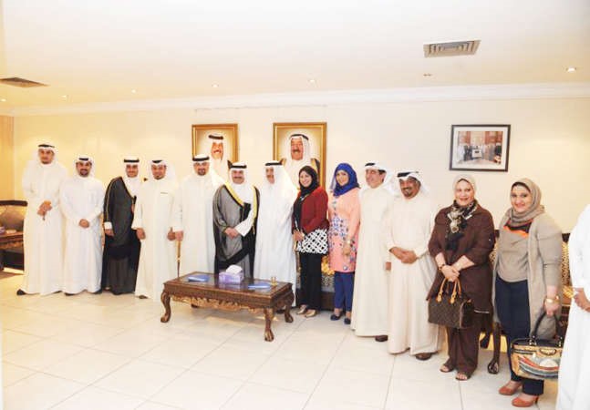 الشيخ خالد العبدالله وجمال النصرالله مع عدد من المشاركين في الغبقة﻿