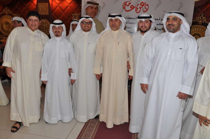 النائب عبدالله التميمي متوسطا ابناءه
