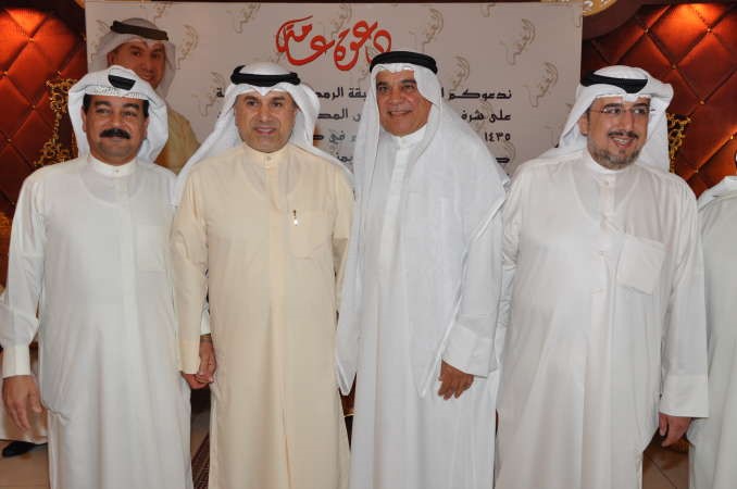 النائب عبدالله التميمي يتوسط شقيقه اسماعيل التميمي واحمد الجعفر وسالم الجعفر
