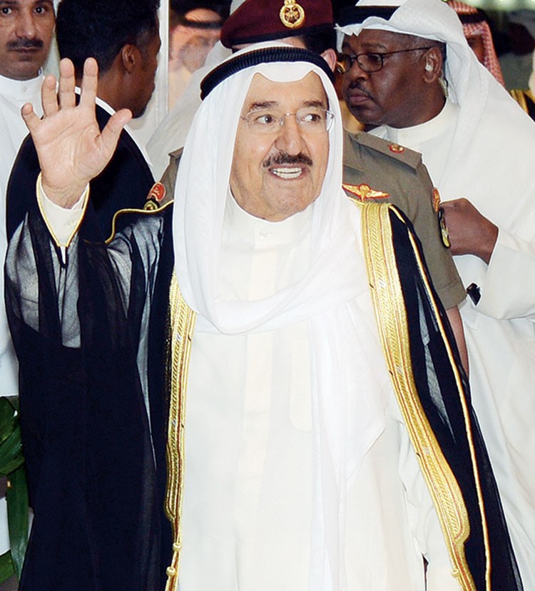 صاحب السمو الامير محييا الحضور في نادي ضباط الجيش