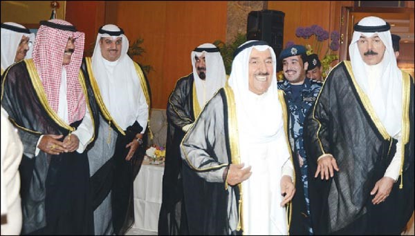 صاحب السمو الامير وسمو ولي العهد الشيخ نواف الاحمد لدى وصولهما الى مبنى الشيخ نواف الاحمد في وزارة الداخلية وفي استقبالهما الشيخ محمد الخالد