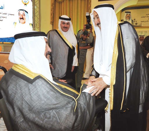صاحب السمو الامير الشيخ صباح الاحمد مصافحا سمو الشيخ سالم العلي لدى وصول سموه نادي ضباط الحرس
