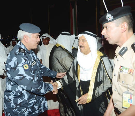 صاحب السمو الامير مصافحا اللواء محمود الدوسري
