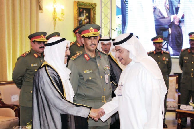 صاحب السمو الامير مصافحا الزميل عبدالهادي العجمي
