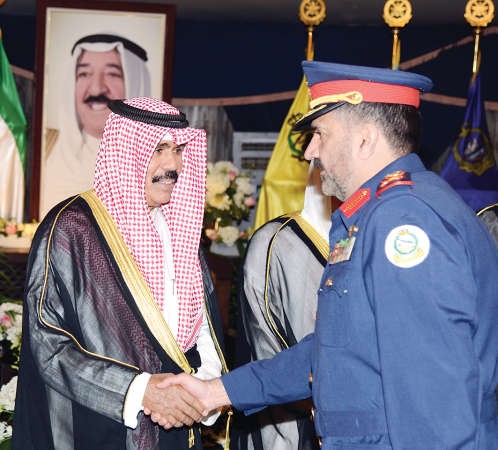 سمو ولي العهد مصافحا احد رجال الجيش
