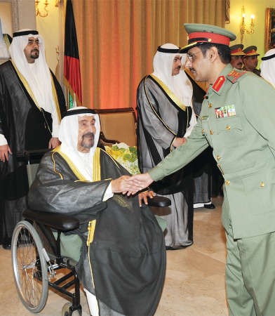 سمو الشيخ سالم العلي مصافحا احد منتسبي الحرس
