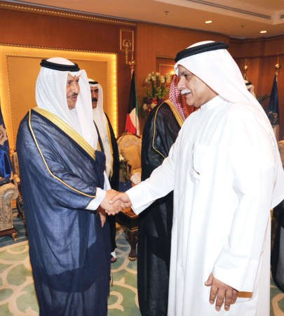 سمو الشيخ جابر المبارك يصافح احد رجال الداخلية
