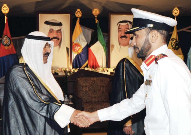 الشيخ مشعل الاحمد مصافحا احد رجال الجيش
