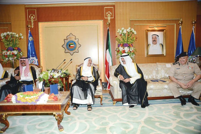 صاحب السمو الامير الشيخ صباح الاحمد وسمو ولي العهد الشيخ نواف الاحمد والشيخ محمد الخالد والفريق سليمان الفهد
