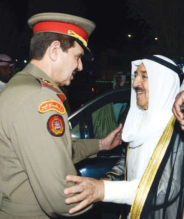 صاحب السمو الامير مصافحا الفريق ركن عبدالرحمن العثمان
