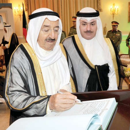 صاحب السمو يوقع في سجل الشرف بنادي الحرس الوطني
