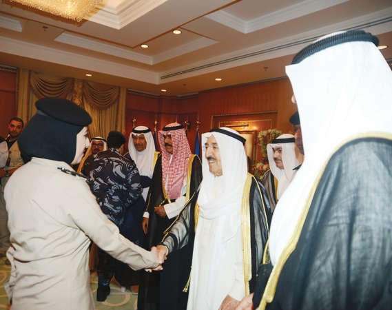 صاحب السمو الامير الشيخ صباح الاحمد مصافحا احدى عناصر الشرطة النسائية