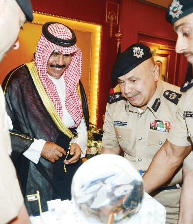 هدية تذكارية لسمو ولي العهد من منتسبي الداخلية