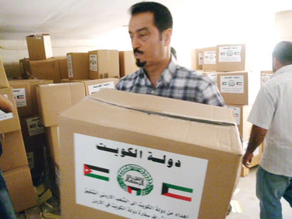 السفير د حمد الدعيج يساهم في توزيع الطرود الغذائية 