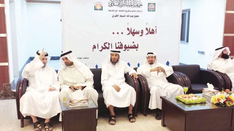 خالد الخالدي مستقبلا المهنئين