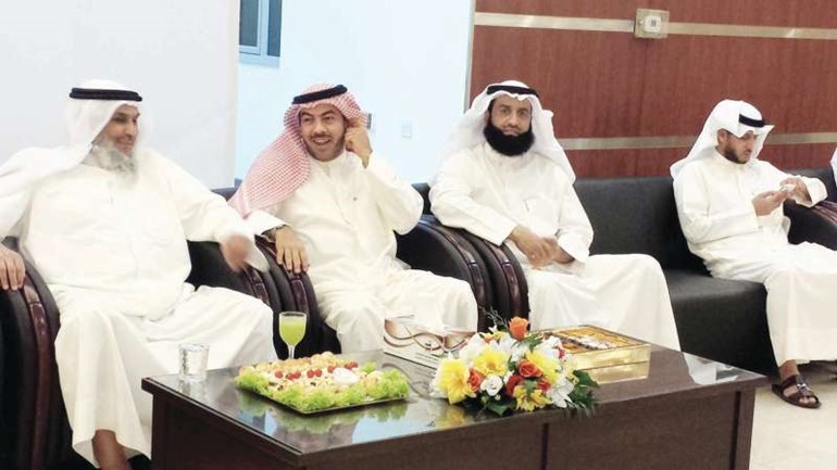 النائب السابق علي الدقباسي مهنئا