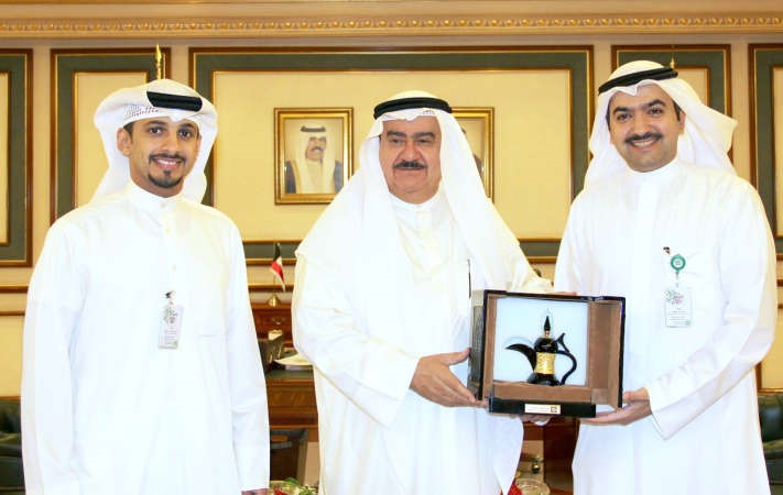 القحطاني يكرم المحافظ ﻿