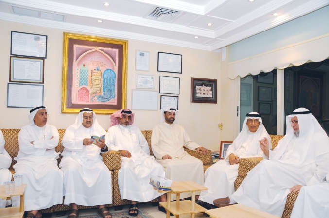 السفير عبدالعزيز الشارخ ويوسف المليفي ومحمد الدعيج يهنئون