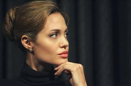 الممثلة العالمية Angelina Jolie