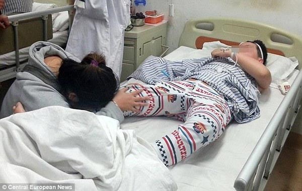 بالصور.. صيني يقطع يد ابن زوجته بساطور ويغليها في إناء الطبخ !