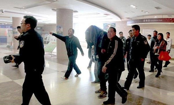 بالصور.. صيني يقطع يد ابن زوجته بساطور ويغليها في إناء الطبخ !