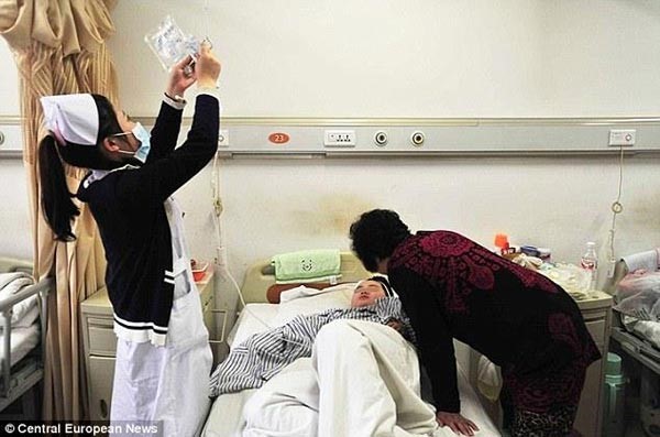 بالصور.. صيني يقطع يد ابن زوجته بساطور ويغليها في إناء الطبخ !