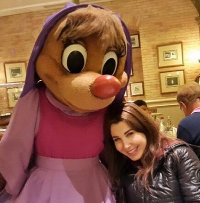 بالصور.. نانسي عجرم تعود لطفولتها مع شخصيات ديزني