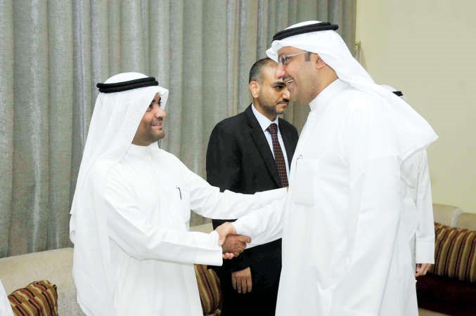 د علي العبيدي مصافحا احد الحضور 